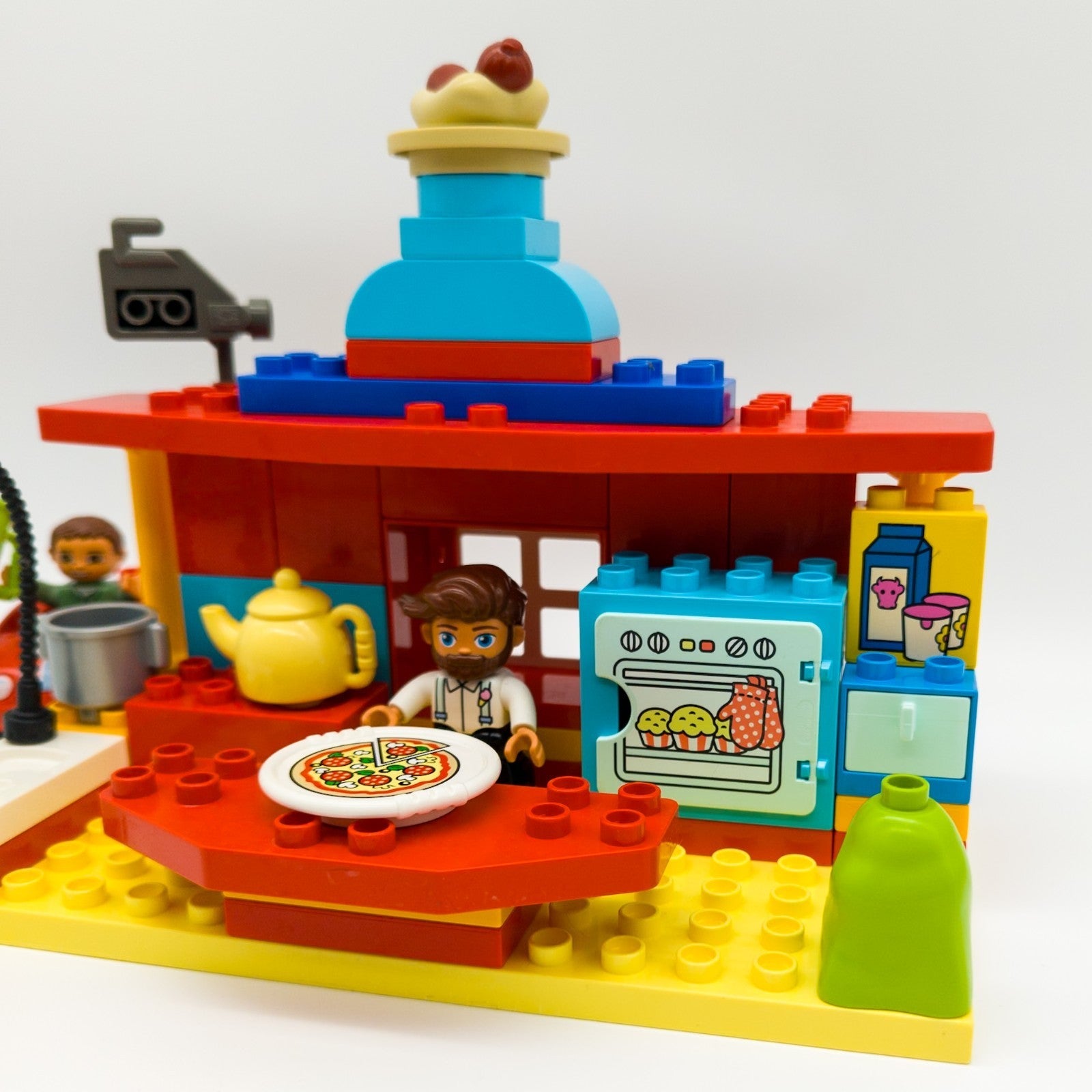 LEGO DUPLO Flo's Cafe & Curryworscht Bude mit Drive - in Restaurant nerdycustom - nerdyvana.com