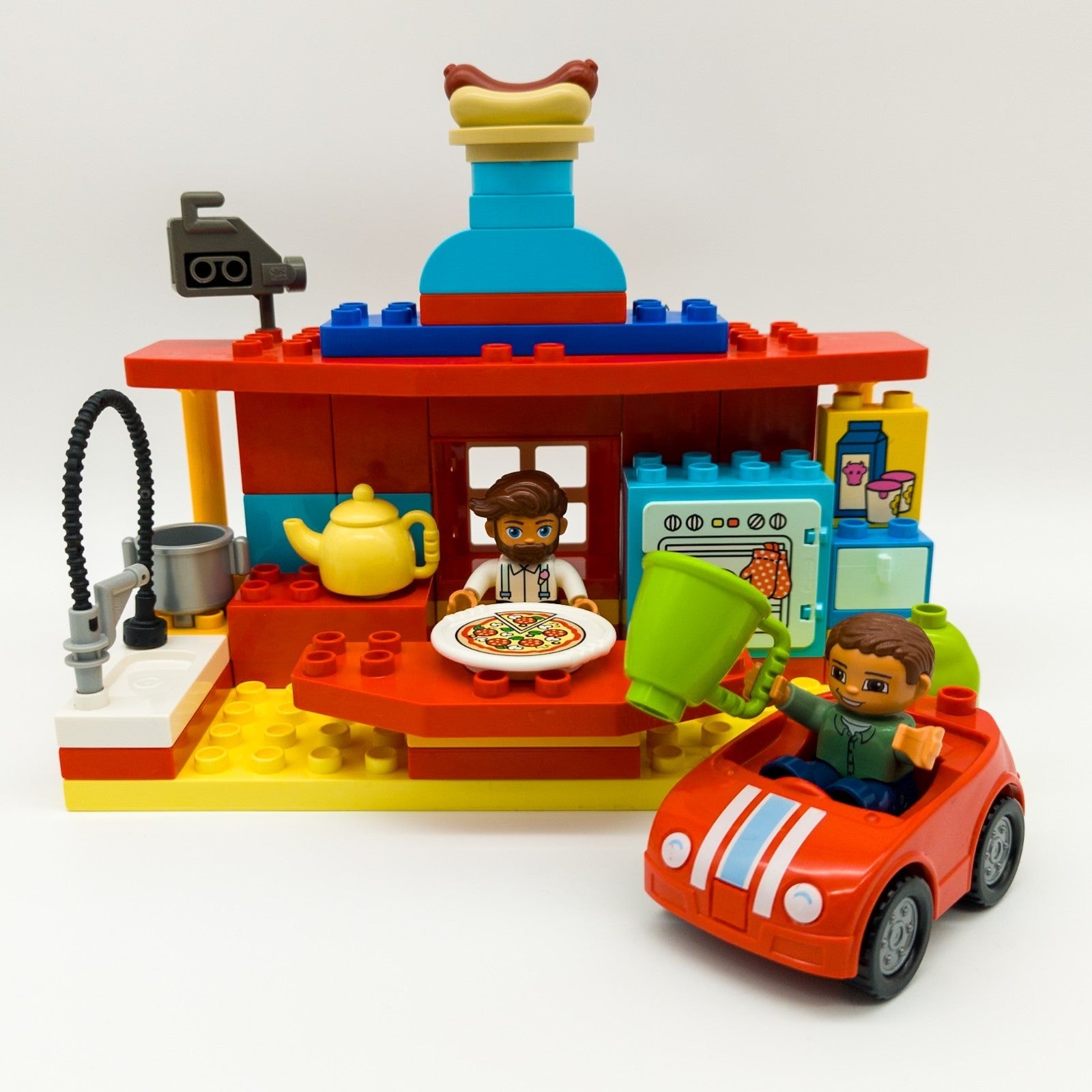 LEGO DUPLO Flo's Cafe & Curryworscht Bude mit Drive - in Restaurant nerdycustom - nerdyvana.com