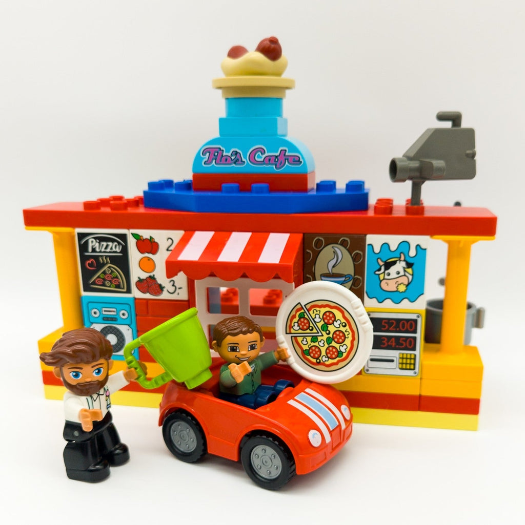 LEGO DUPLO Flo's Cafe & Curryworscht Bude mit Drive - in Restaurant nerdycustom - nerdyvana.com
