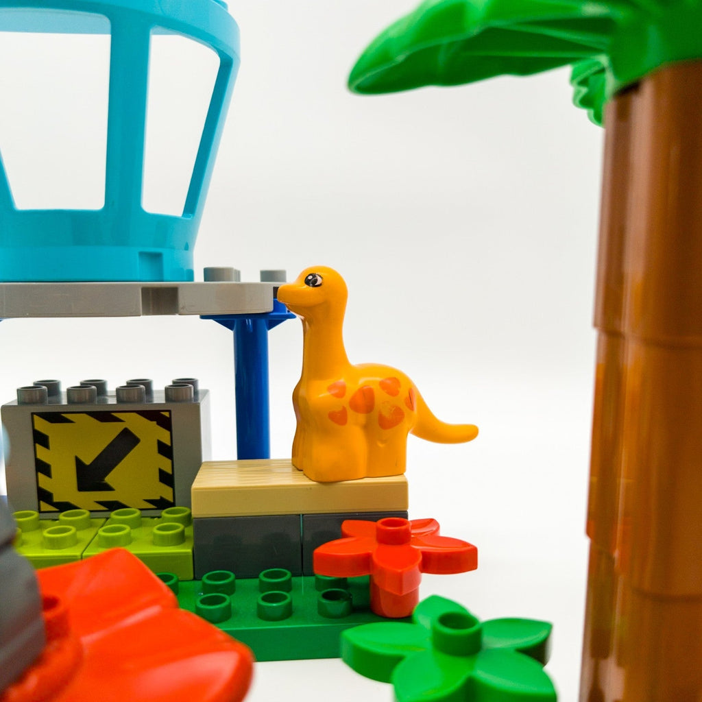 LEGO DUPLO Jurassic World mit 3 Baby Dinos und Owen auf Motorrad nerdycustom Set - nerdyvana.com