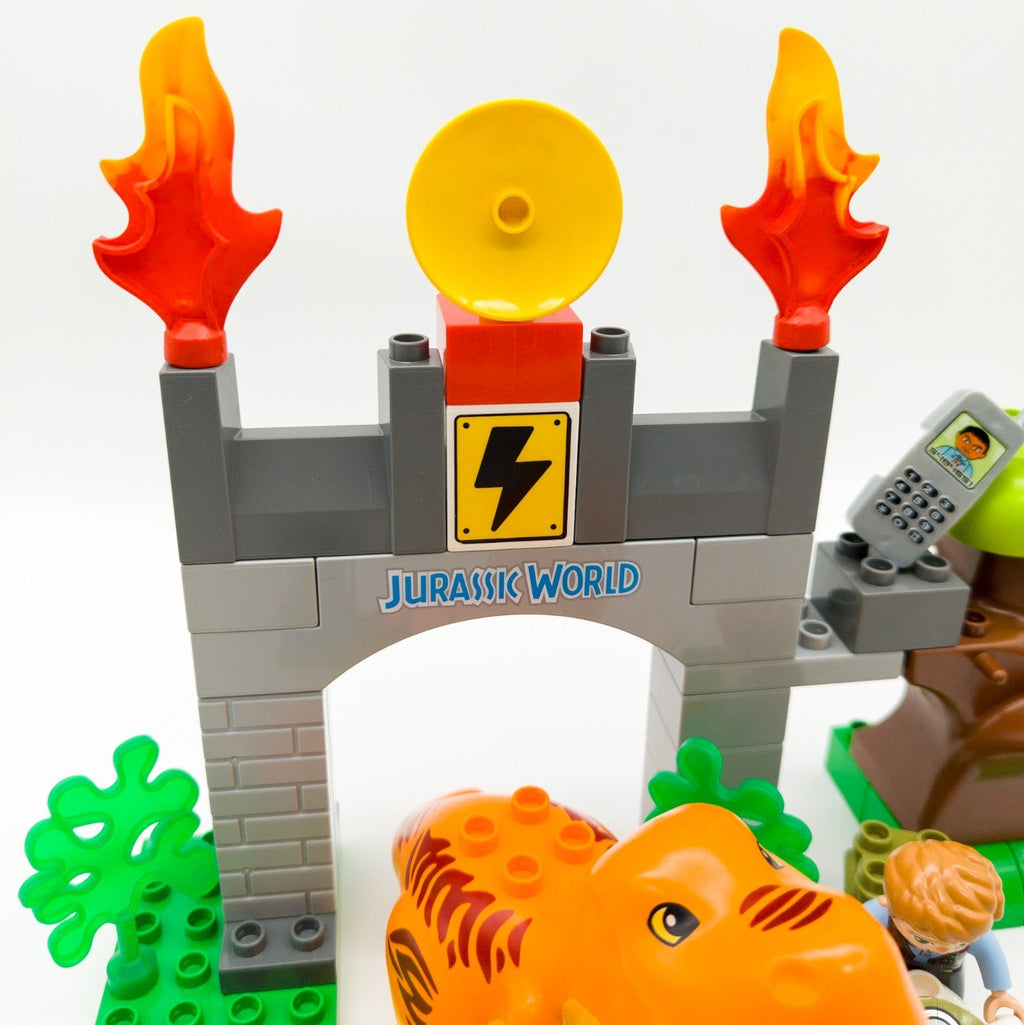 LEGO DUPLO Jurassic World T Rex Baby Dinos mit Owen auf Motorrad nerdycustom MOC - nerdyvana.com