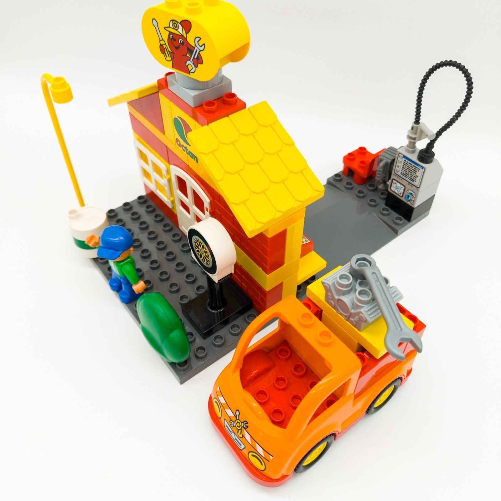 LEGO DUPLO Octan Auto Werkstatt Mechaniker Leistungsprüfstand Motor nerdycustom - nerdyvana.com