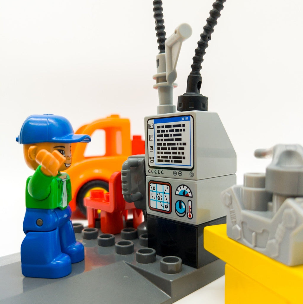 LEGO DUPLO Octan Auto Werkstatt Mechaniker Leistungsprüfstand Motor nerdycustom - nerdyvana.com