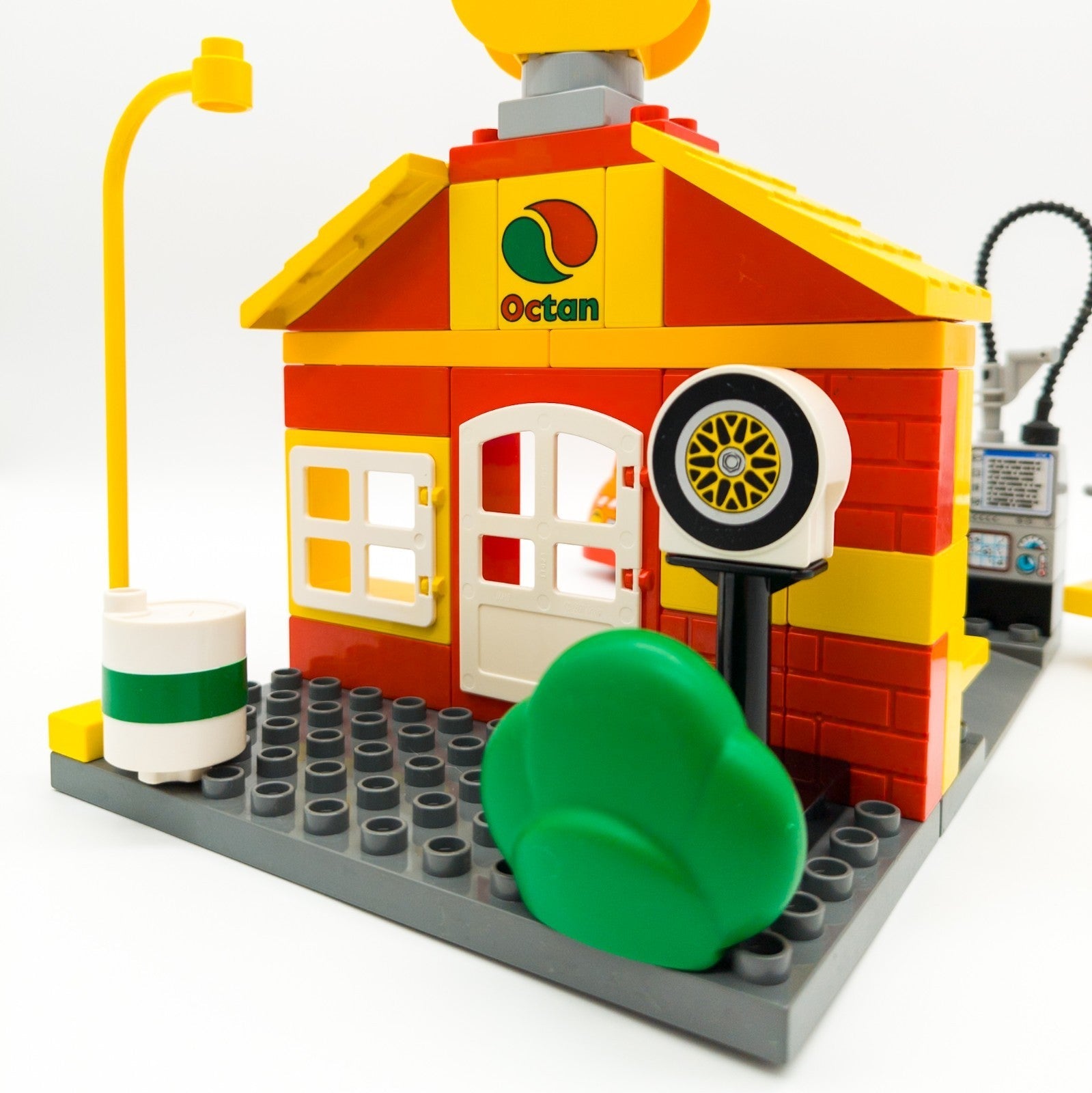 LEGO DUPLO Octan Auto Werkstatt Mechaniker Leistungsprüfstand Motor nerdycustom - nerdyvana.com