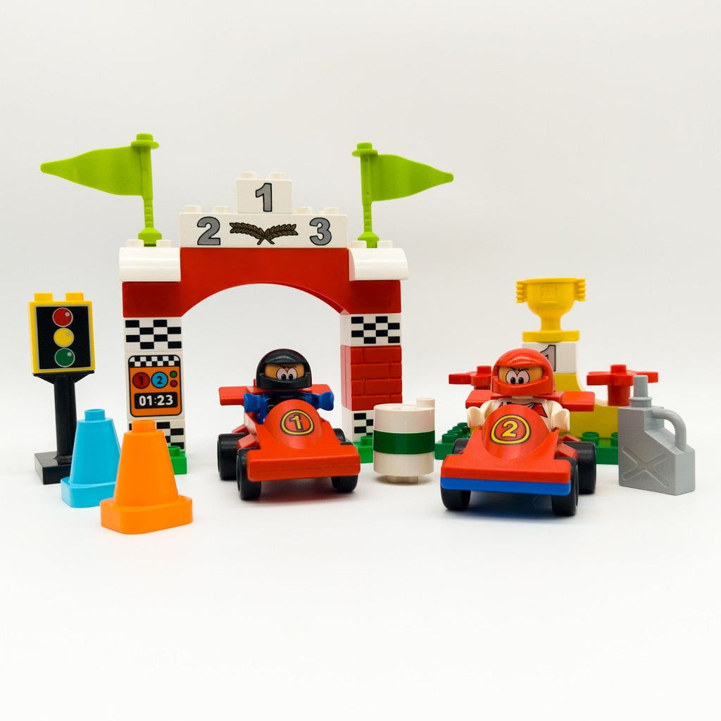 LEGO DUPLO Rennbahn Set 2 Rennwagen Fahrer Siegerpodest Pokal Ampel nerdycustom - nerdyvana.com