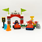 LEGO DUPLO Rennbahn Set 2 Rennwagen Fahrer Siegerpodest Pokal Ampel nerdycustom - nerdyvana.com