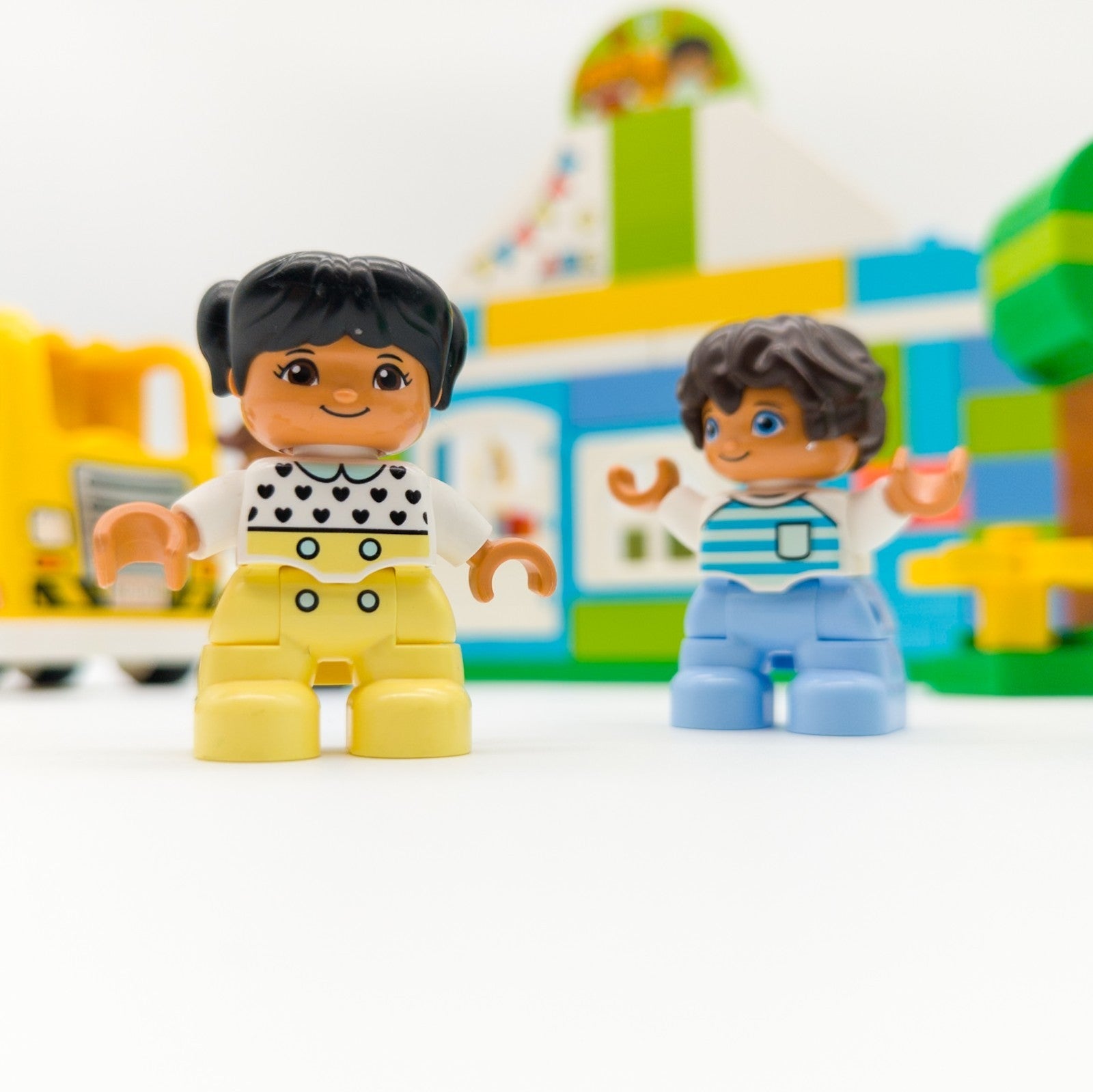 LEGO DUPLO Schule + Klassenzimmer mit Lehrerin und Schulkindern nerdycustom MOC - nerdyvana.com