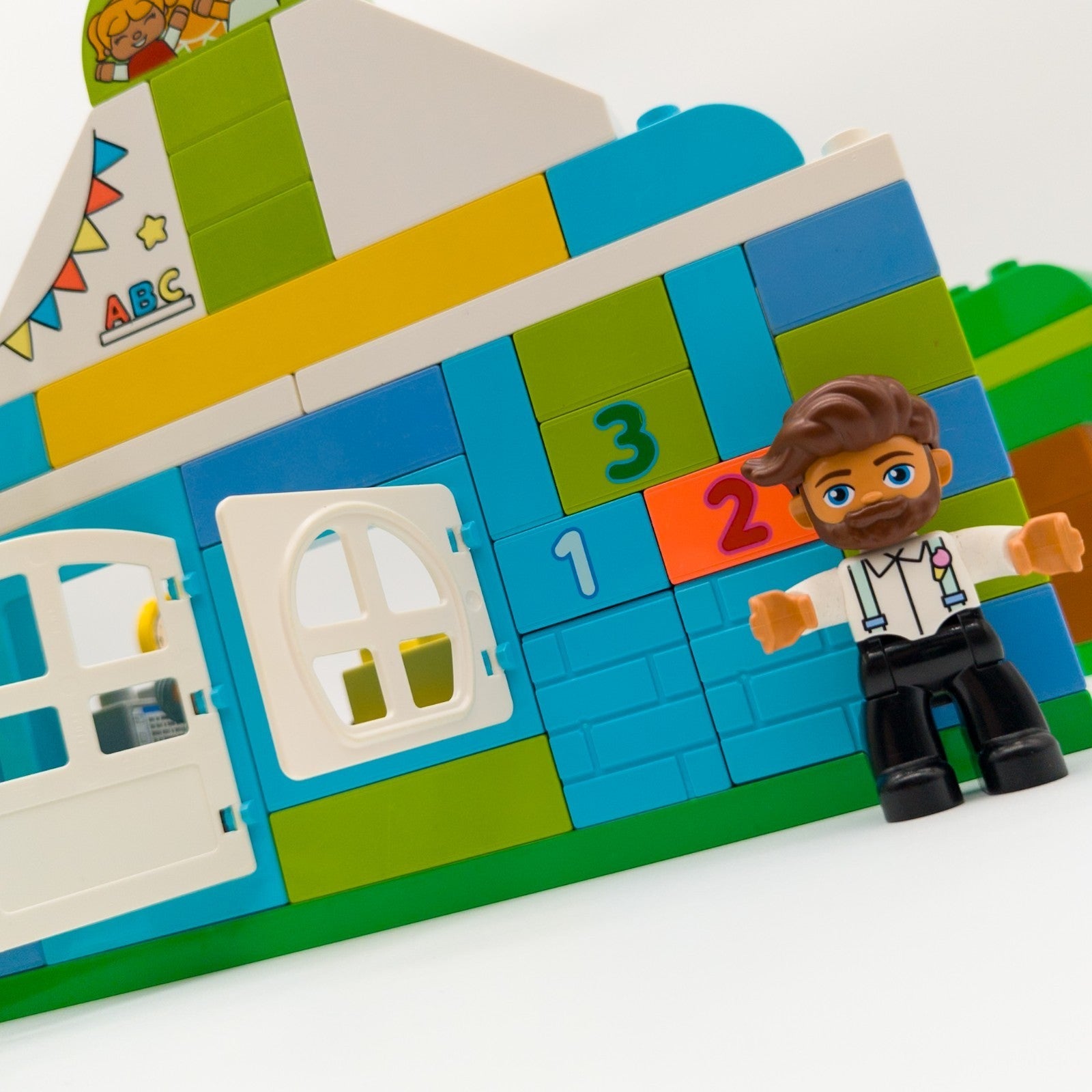 LEGO DUPLO Schule + Klassenzimmer mit Lehrerin und Schulkindern nerdycustom MOC - nerdyvana.com