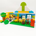 LEGO DUPLO Schule + Klassenzimmer mit Lehrerin und Schulkindern nerdycustom MOC - nerdyvana.com