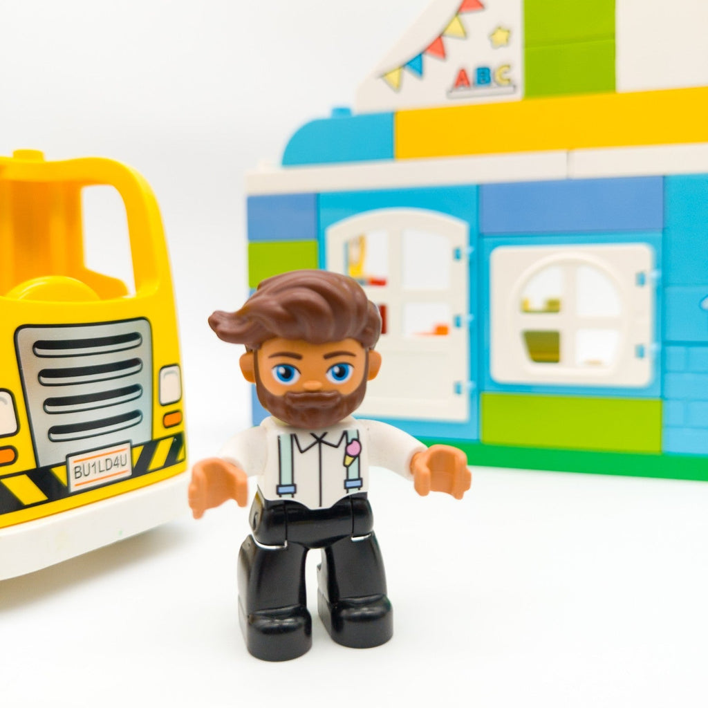 LEGO DUPLO Schule + Klassenzimmer mit Lehrerin und Schulkindern nerdycustom MOC - nerdyvana.com
