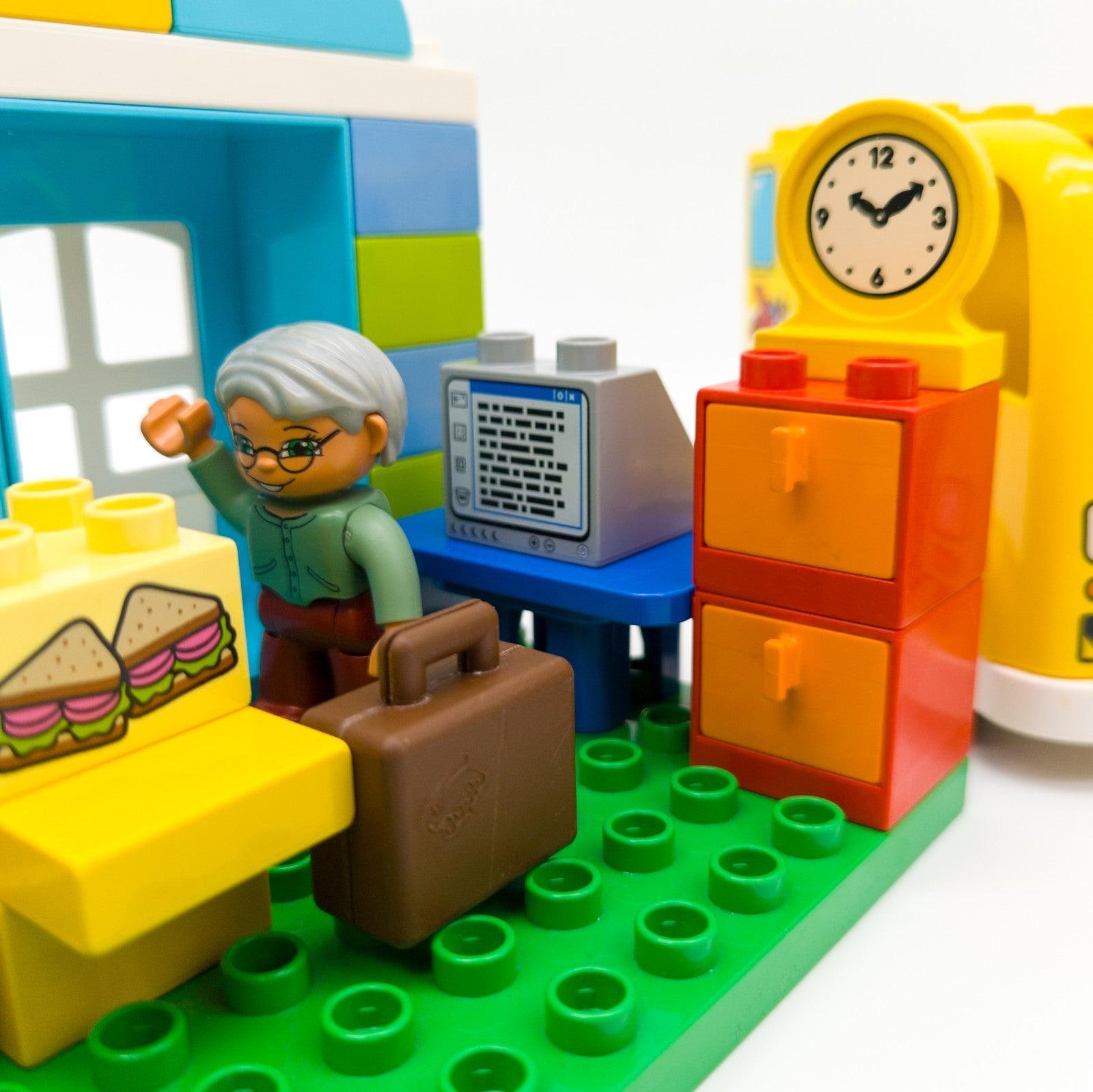 LEGO DUPLO Schule + Klassenzimmer mit Lehrerin und Schulkindern nerdycustom MOC - nerdyvana.com