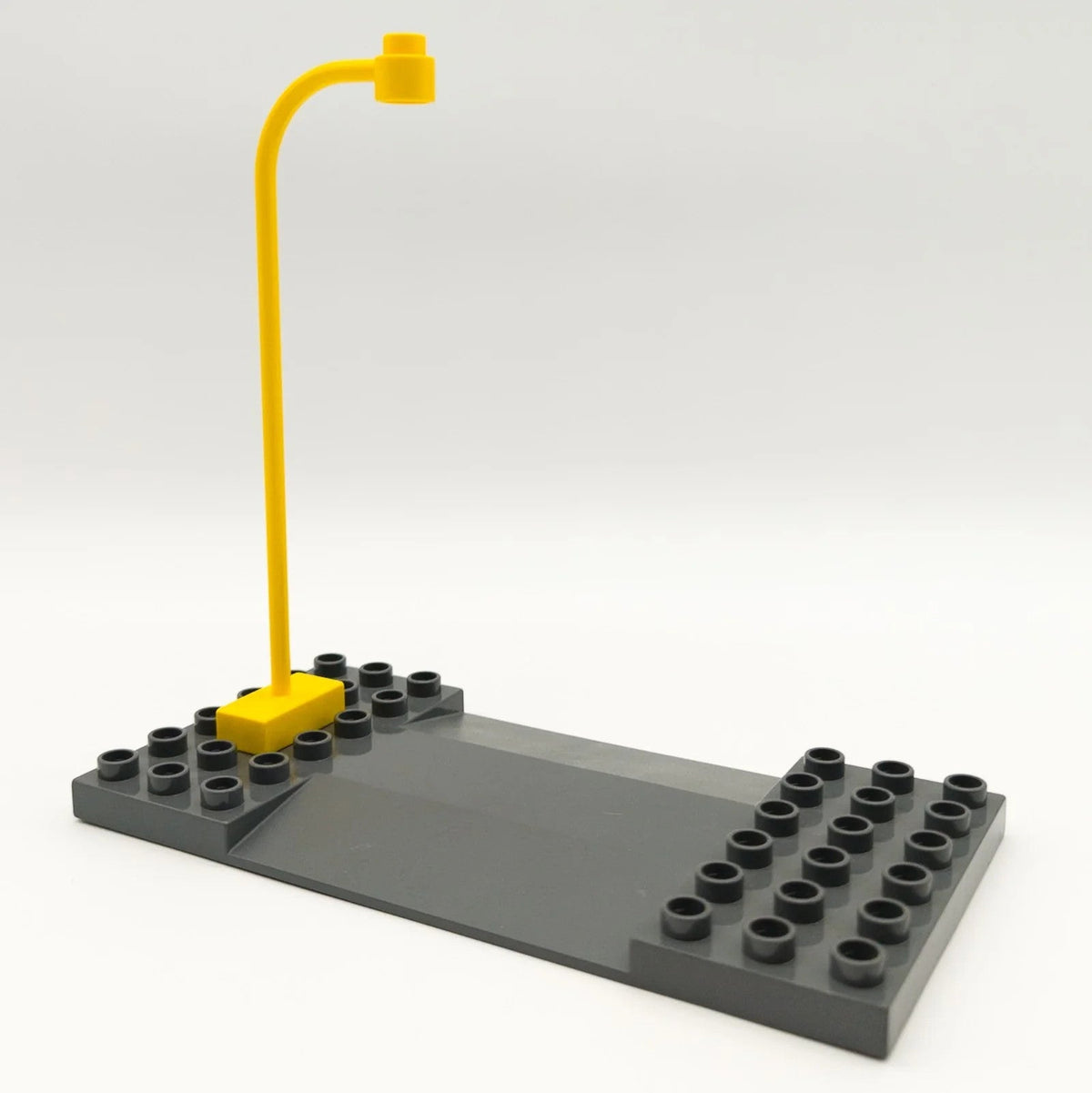 LEGO DUPLO Straßenplatte Rampe 95463 6x12 dunkelgrau inkl. Straßenlaterne gelb - nerdyvana.com