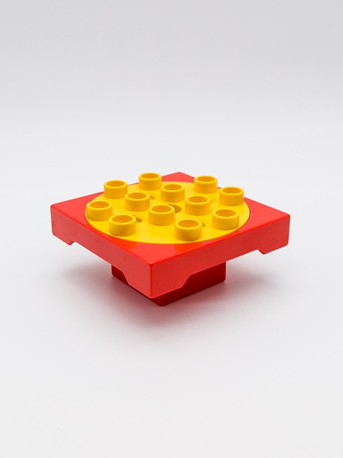 LEGO DUPLO Toolo Drehplattform 4x4 rot gelb 6297c01 mit Schraube Ersatzteil - nerdyvana.com Hauptbild
