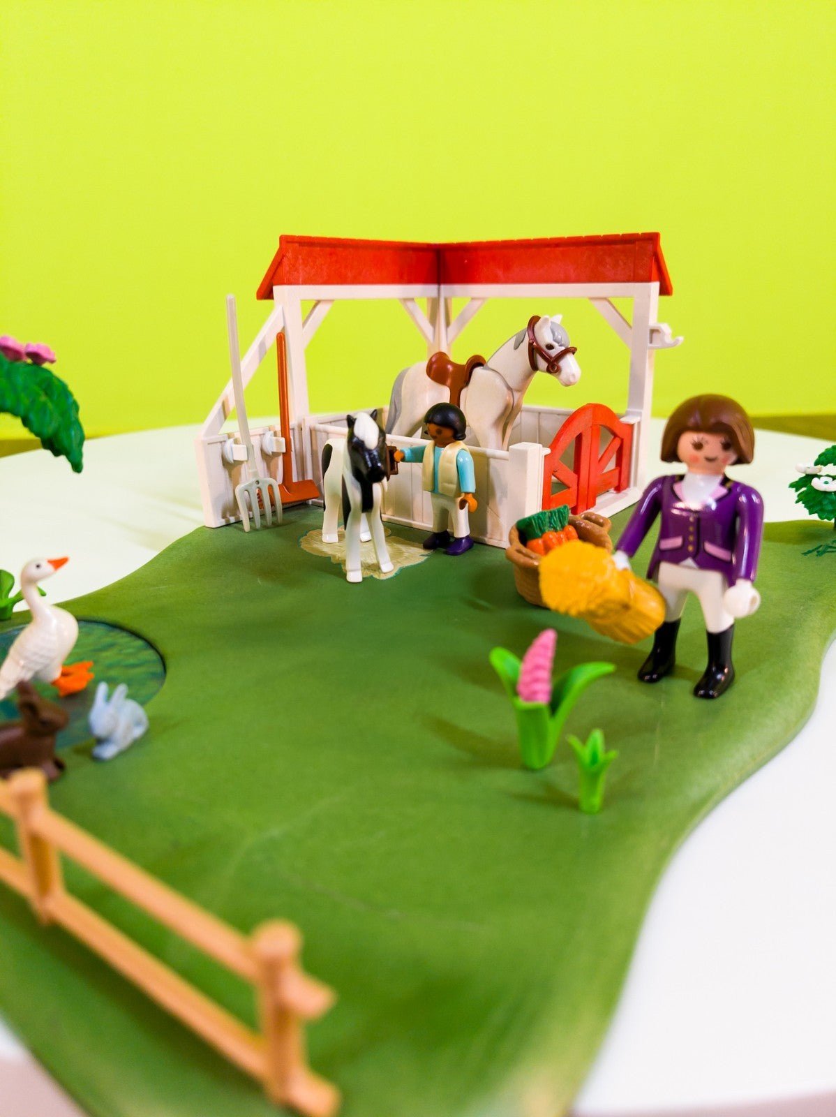 PLAYMOBIL Country Pferdebox Reiterhof mit Figuren & Tieren nerdycustom MOC - nerdyvana.com Hauptbild