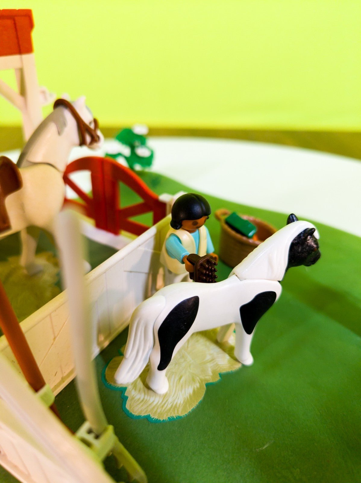 PLAYMOBIL Country Pferdebox Reiterhof mit Figuren & Tieren nerdycustom MOC - nerdyvana.com