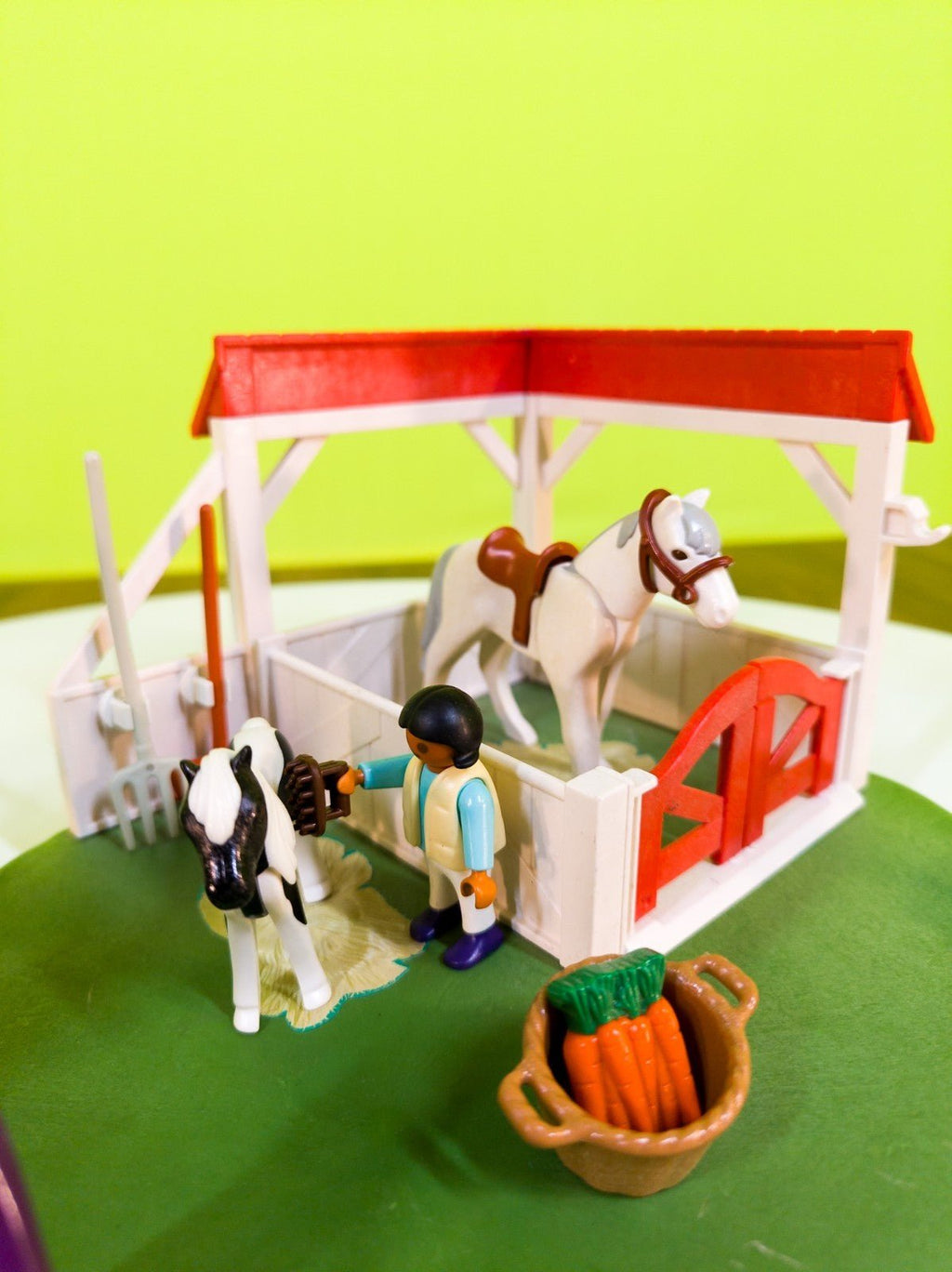 PLAYMOBIL Country Pferdebox Reiterhof mit Figuren & Tieren nerdycustom MOC - nerdyvana.com