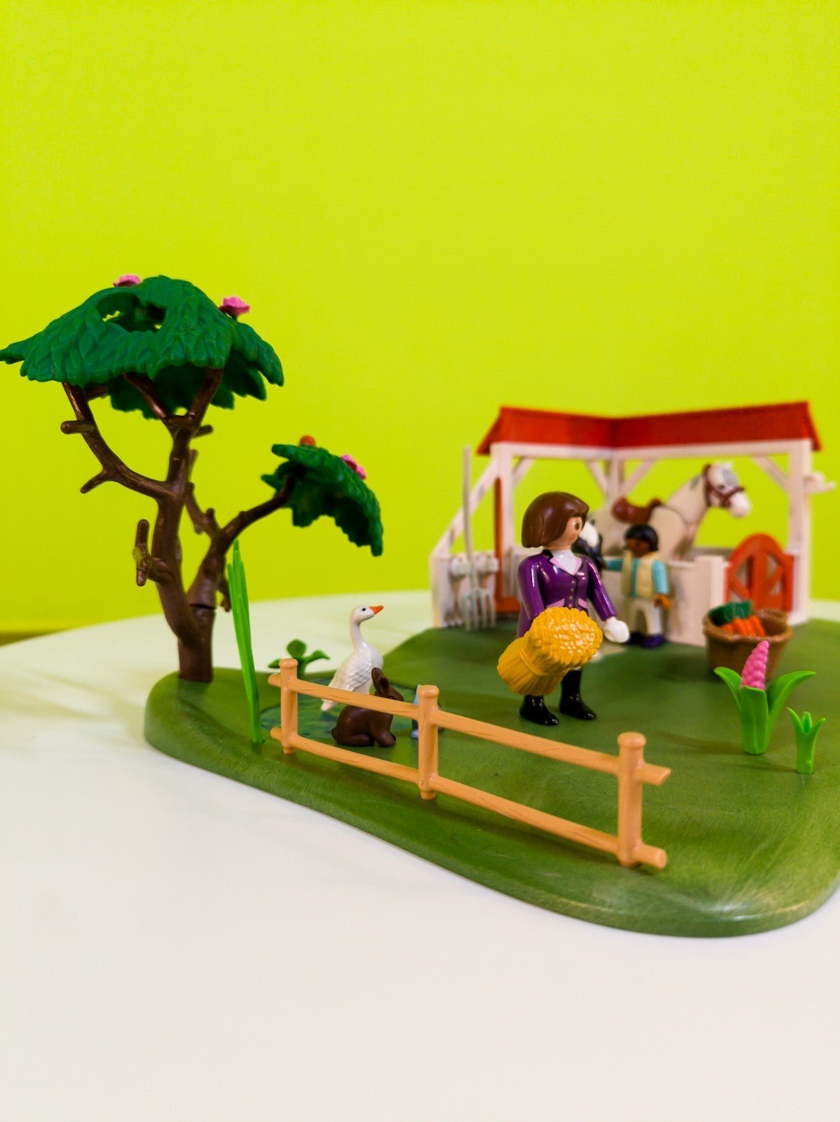 PLAYMOBIL Country Pferdebox Reiterhof mit Figuren & Tieren nerdycustom MOC - nerdyvana.com