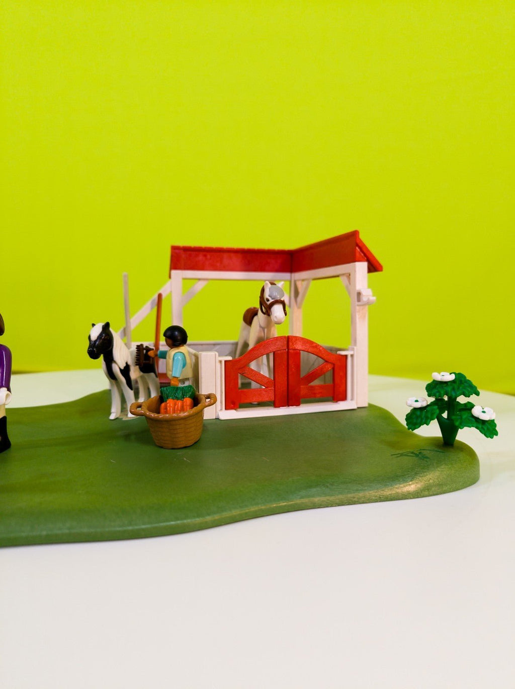 PLAYMOBIL Country Pferdebox Reiterhof mit Figuren & Tieren nerdycustom MOC - nerdyvana.com