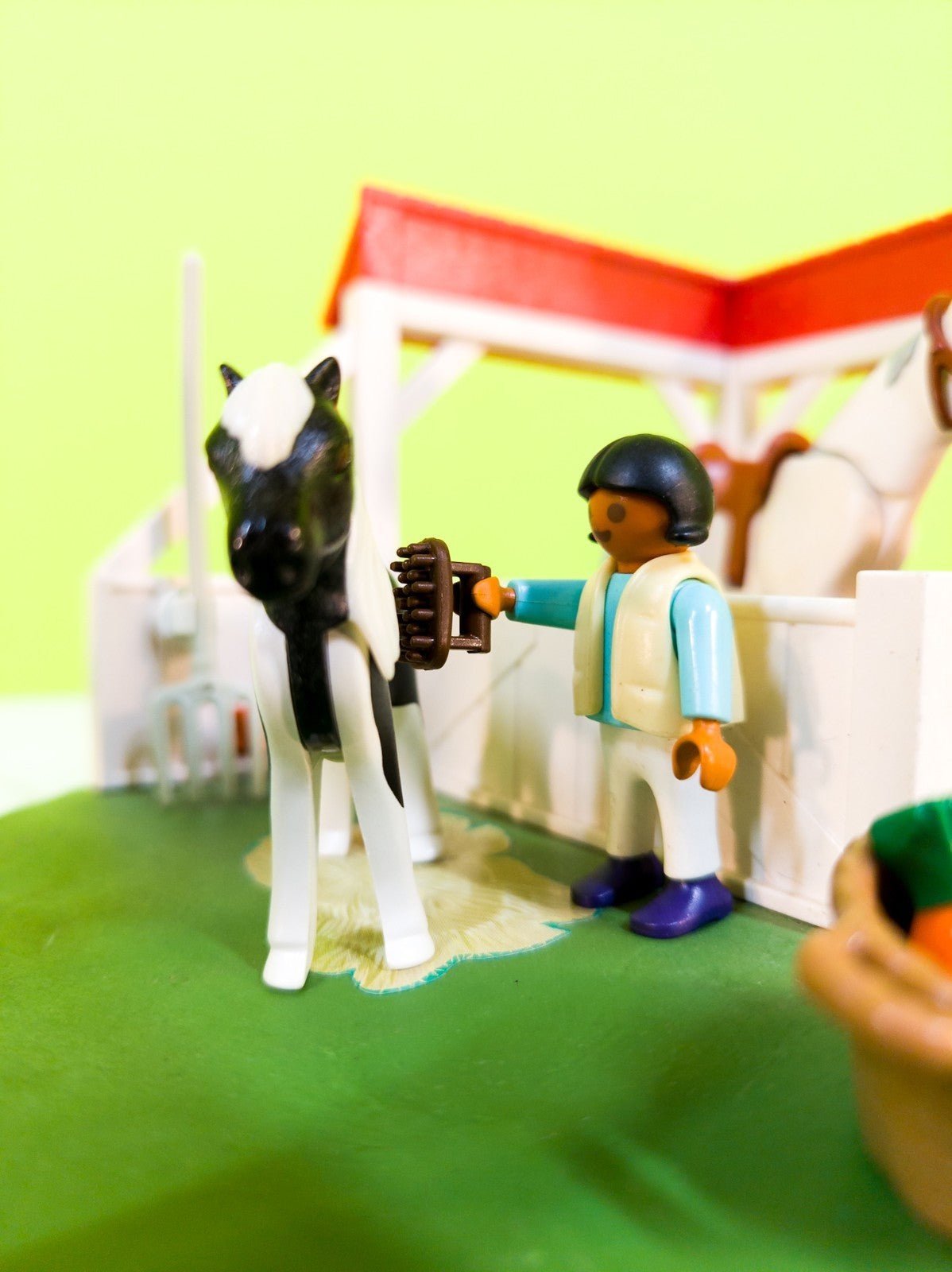 PLAYMOBIL Country Pferdebox Reiterhof mit Figuren & Tieren nerdycustom MOC - nerdyvana.com