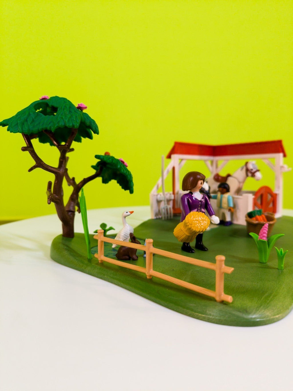 PLAYMOBIL Country Pferdebox Reiterhof mit Figuren & Tieren nerdycustom MOC - nerdyvana.com