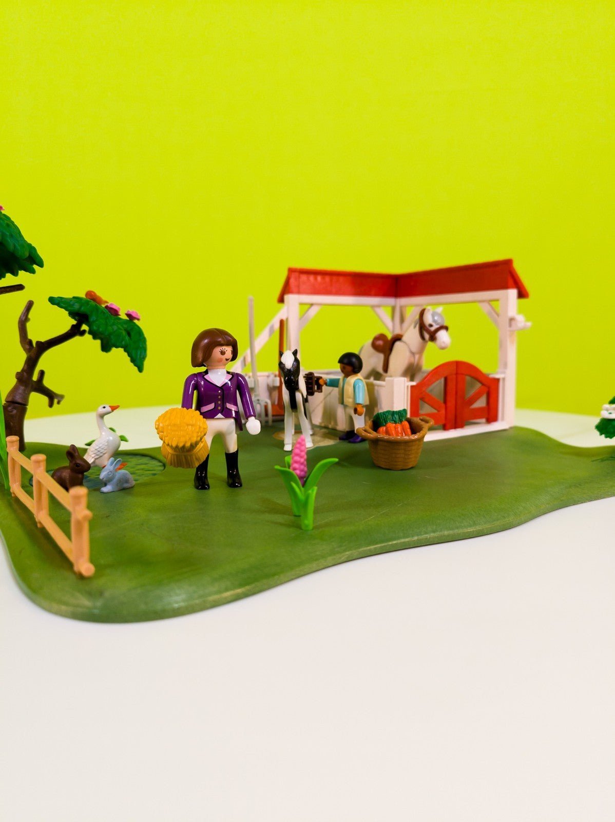PLAYMOBIL Country Pferdebox Reiterhof mit Figuren & Tieren nerdycustom MOC - nerdyvana.com