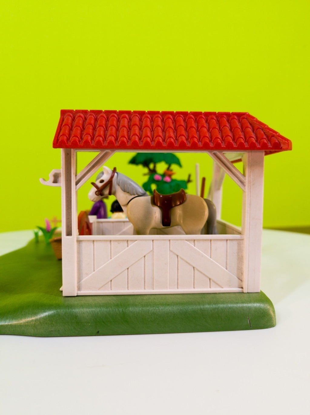 PLAYMOBIL Country Pferdebox Reiterhof mit Figuren & Tieren nerdycustom MOC - nerdyvana.com