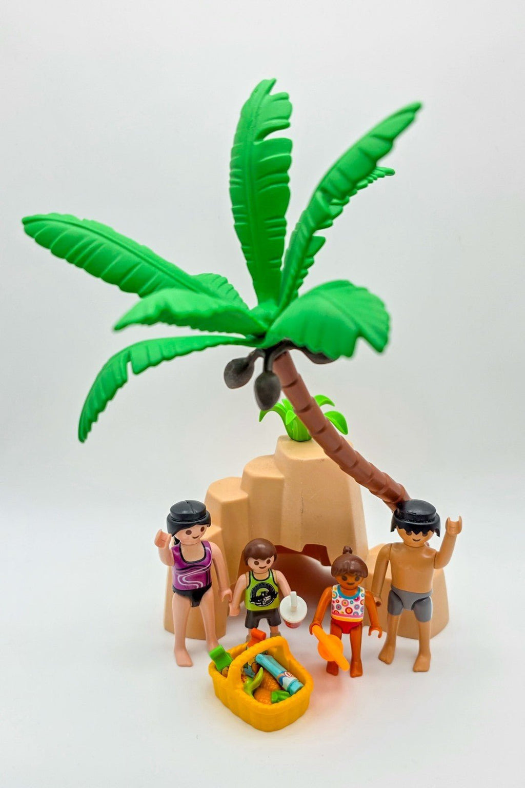 PLAYMOBIL Figuren-Set Familie am Palmenstrand mit Picknickkorb nerdycustom MOC - nerdyvana.com