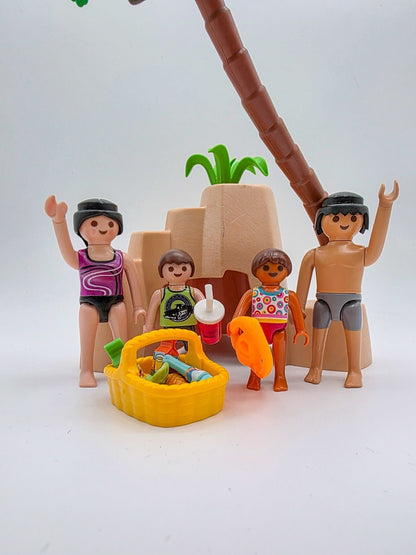 PLAYMOBIL Figuren-Set Familie am Palmenstrand mit Picknickkorb nerdycustom MOC - nerdyvana.com