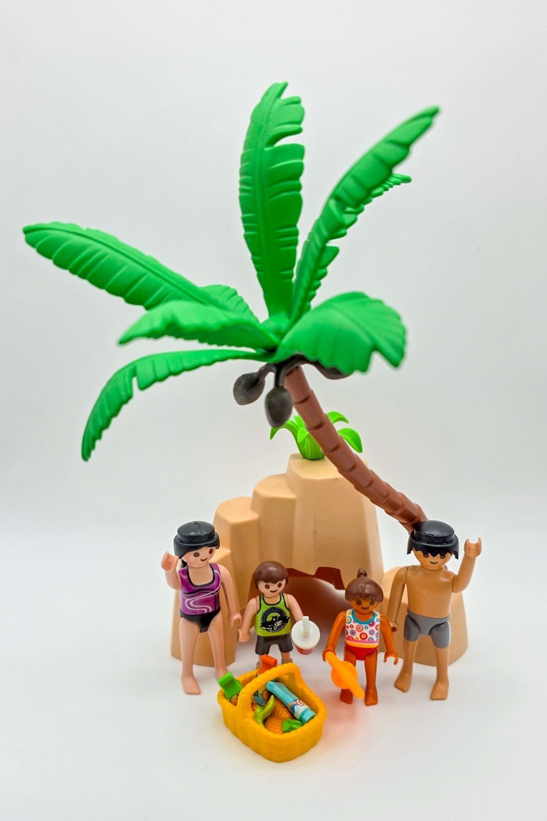 PLAYMOBIL Figuren - Set Familie am Palmenstrand mit Picknickkorb nerdycustom MOC - nerdyvana.com Hauptbild