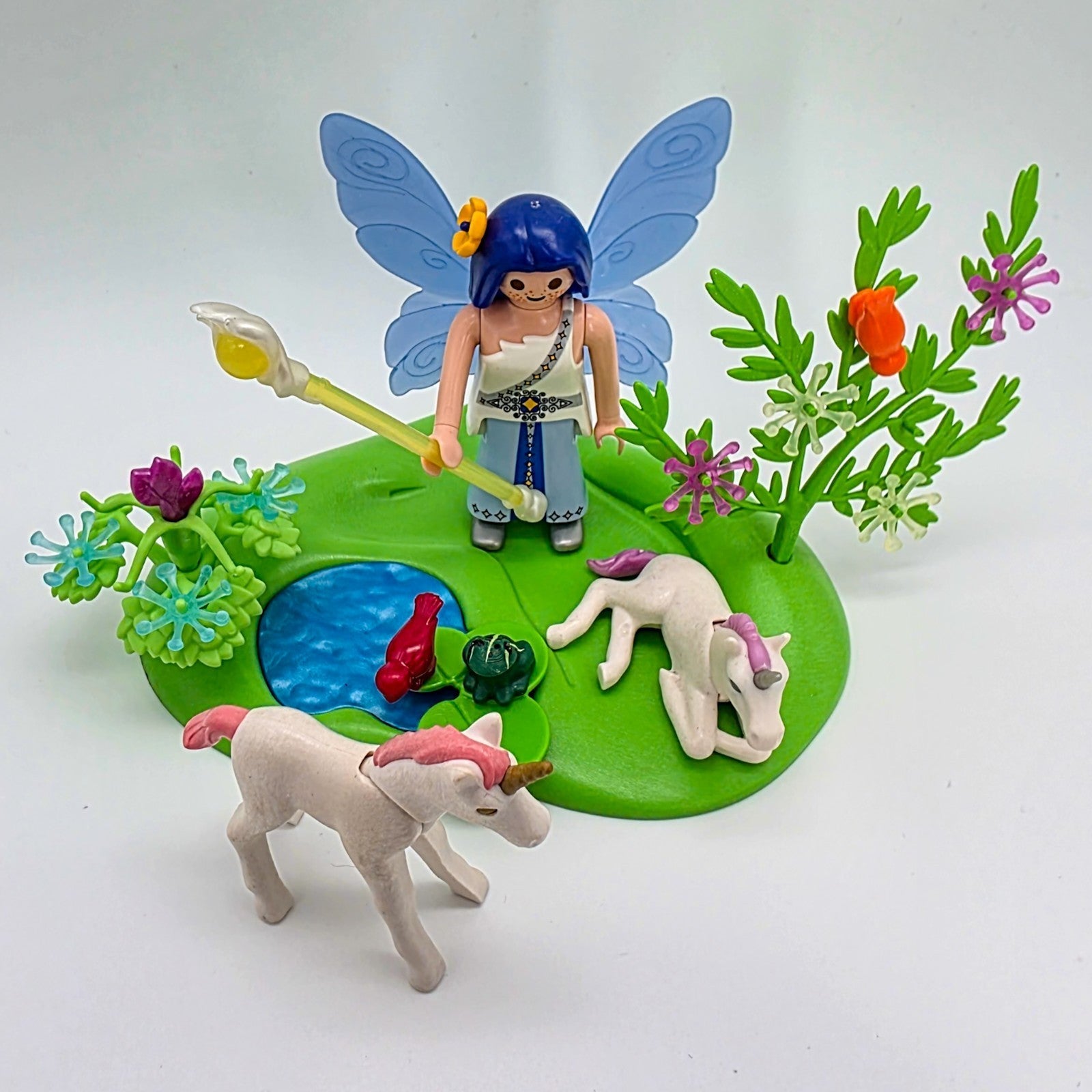 PLAYMOBIL Figuren - Set Fee mit Einhornfohlen & Zauberweiher nerdycustom MOC Edit - nerdyvana.com