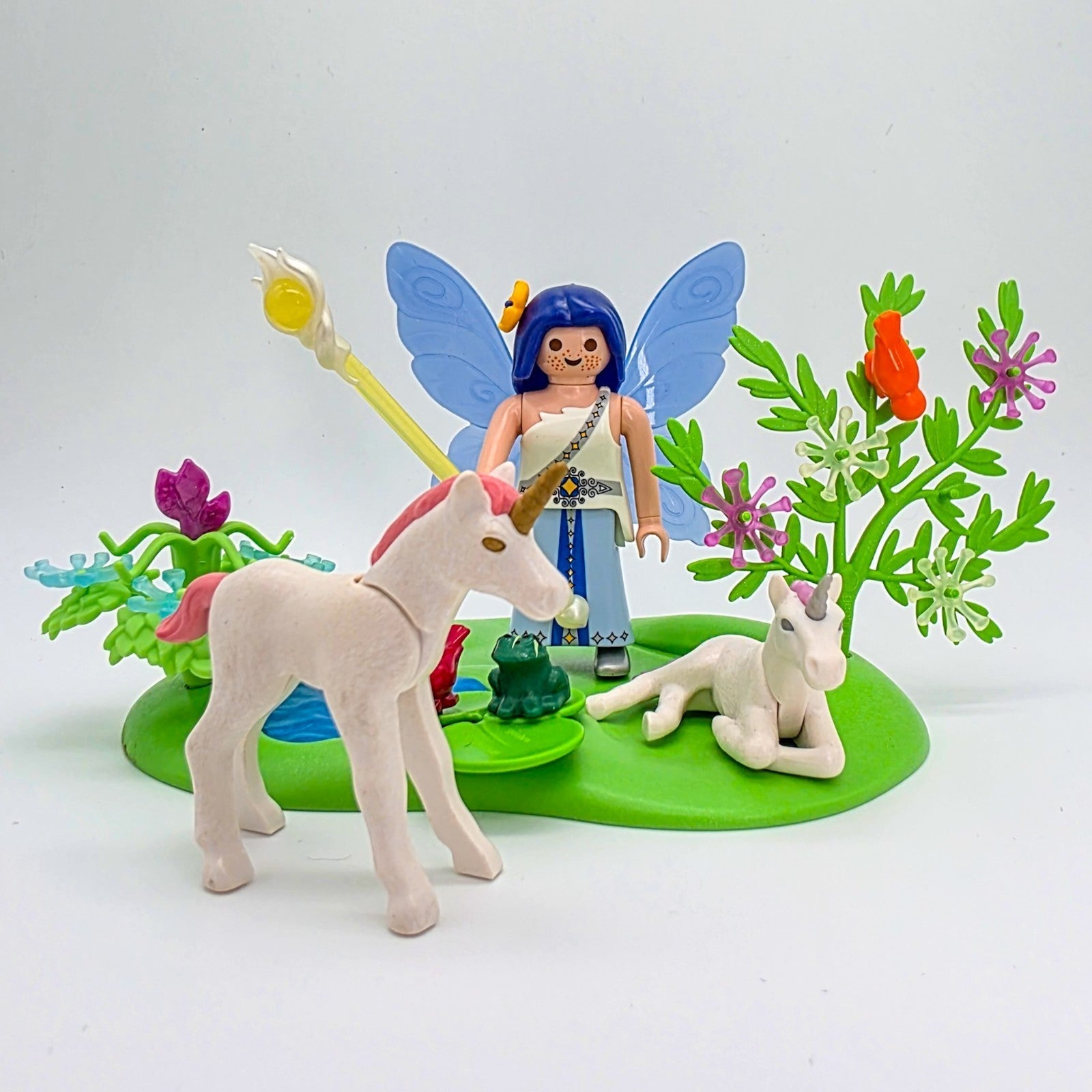PLAYMOBIL Figuren - Set Fee mit Einhornfohlen & Zauberweiher nerdycustom MOC Edit - nerdyvana.com