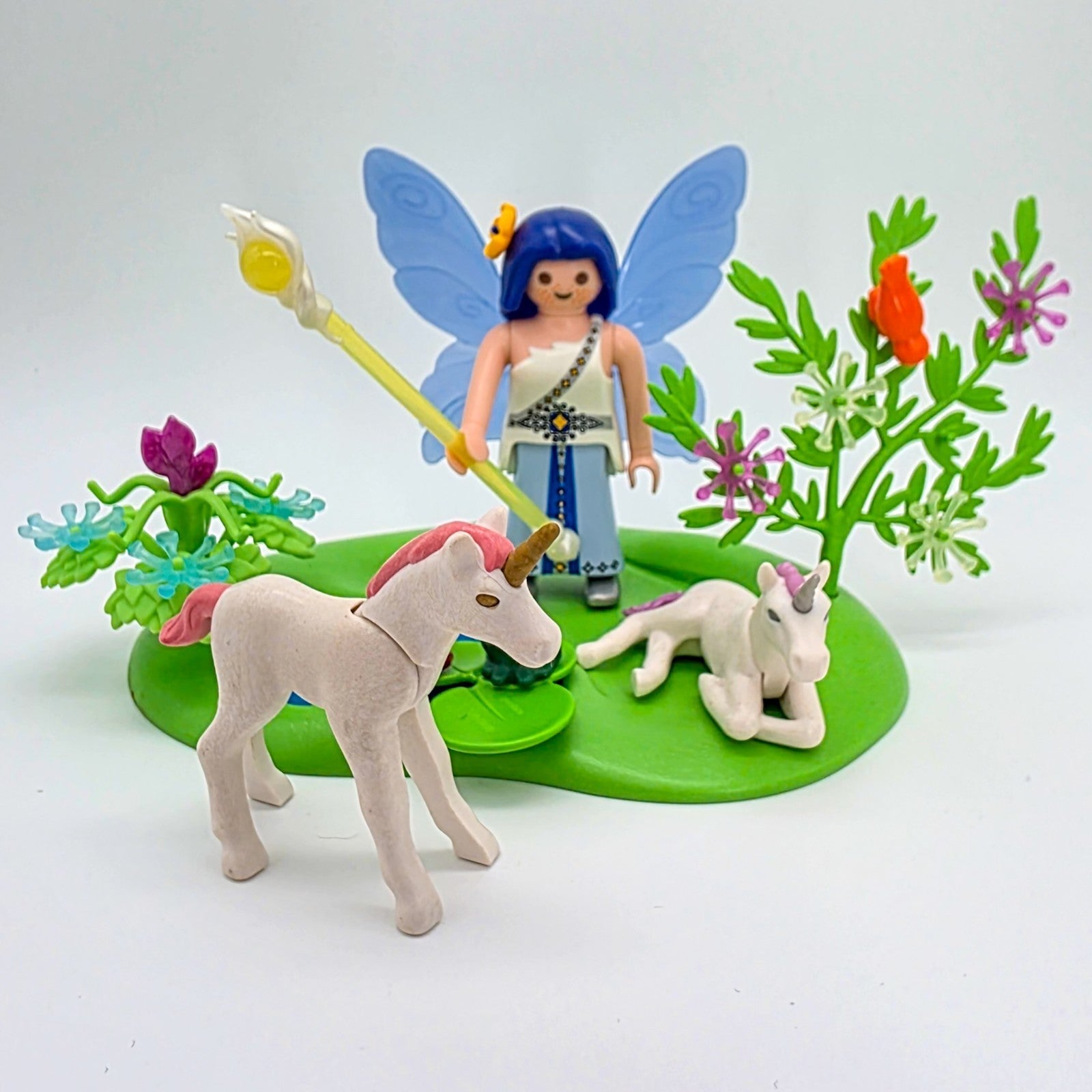 PLAYMOBIL Figuren - Set Fee mit Einhornfohlen & Zauberweiher nerdycustom MOC Edit - nerdyvana.com