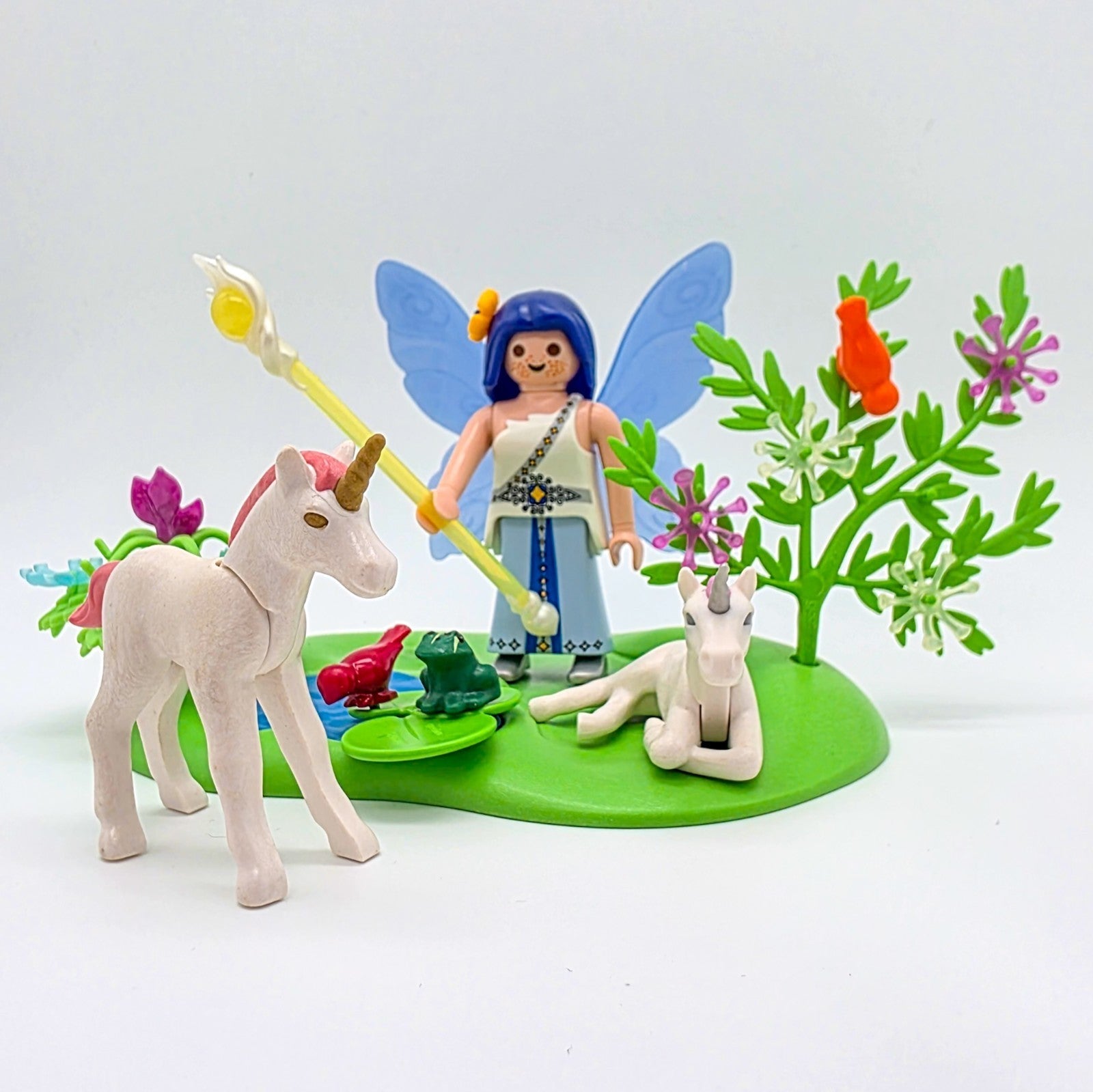 PLAYMOBIL Figuren - Set Fee mit Einhornfohlen & Zauberweiher nerdycustom MOC Edit - nerdyvana.com Hauptbild