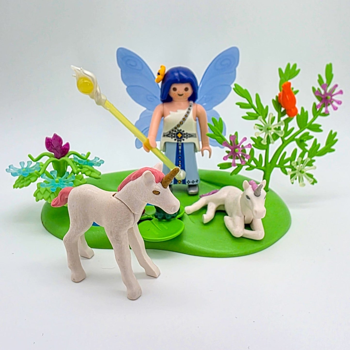 PLAYMOBIL Figuren-Set Fee mit Einhornfohlen & Zauberweiher nerdycustom MOC Edit - nerdyvana.com