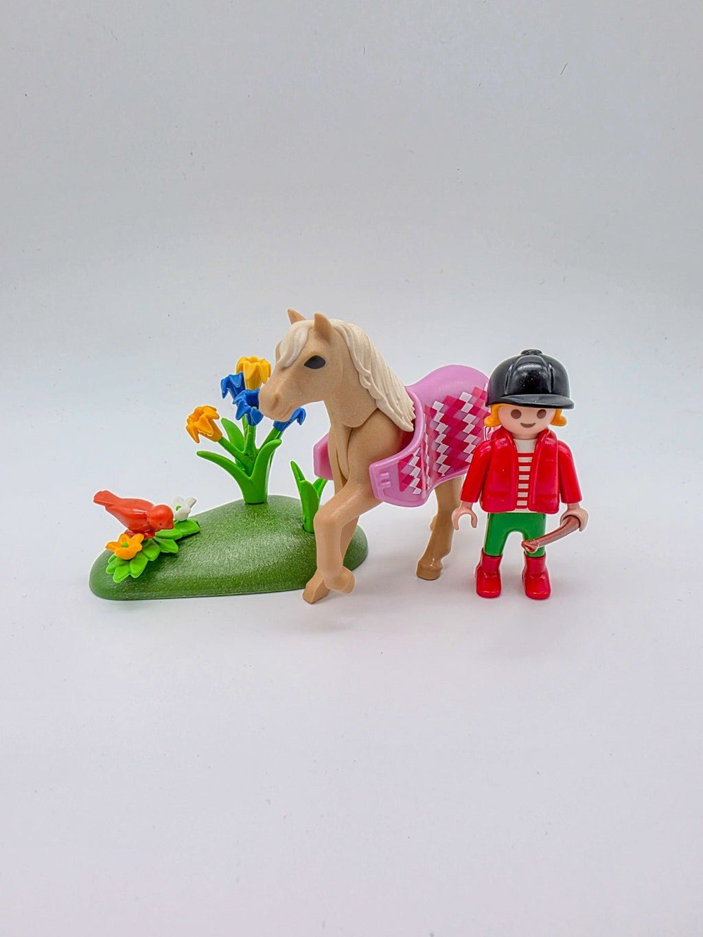PLAYMOBIL Figuren - Set Mädchen mit Pferd & Blumenwiese nerdycustom MOC Edition - nerdyvana.com