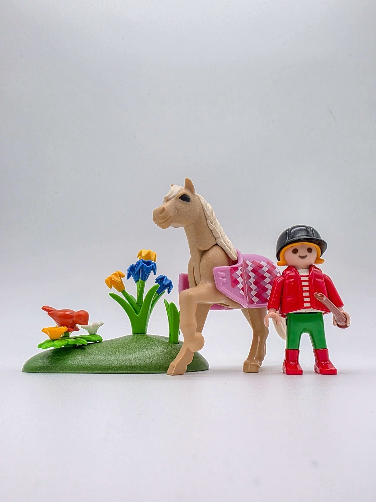 PLAYMOBIL Figuren-Set Mädchen mit Pferd & Blumenwiese nerdycustom MOC Edition - nerdyvana.com