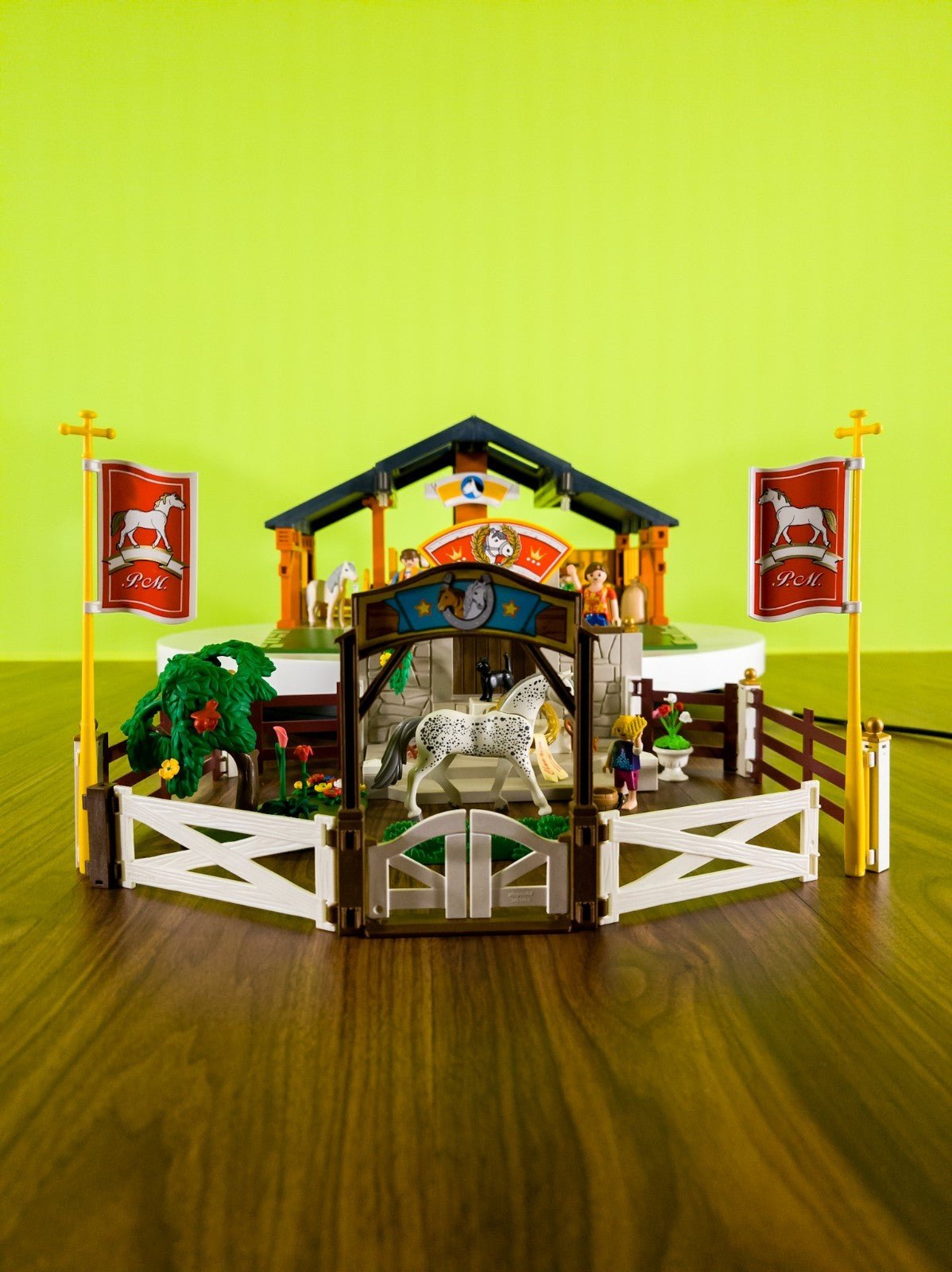PLAYMOBIL Reiterhof 3120 Pferde Figuren Bauernhof Turnier nerdycustom MOC - nerdyvana.com Hauptbild