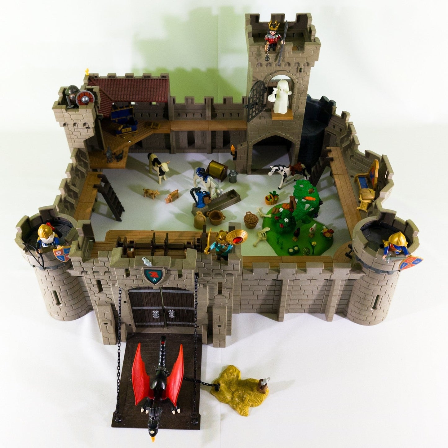 PLAYMOBIL Ritterburg Set Ritter Figuren Tiere Drache 68x60x35cm nerdycustom MOC - nerdyvana.com