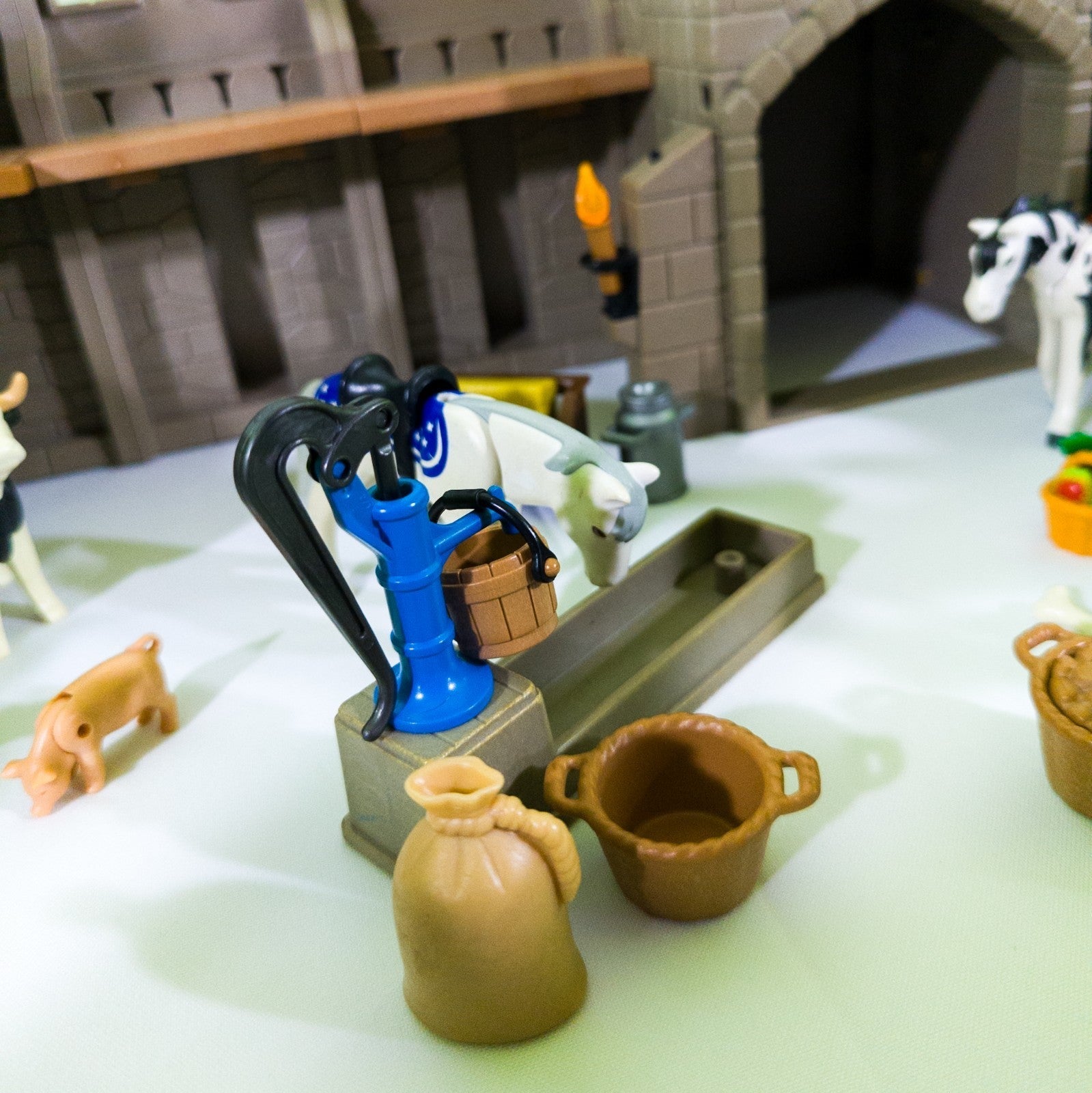 PLAYMOBIL Ritterburg Set Ritter Figuren Tiere Drache 68x60x35cm nerdycustom MOC - nerdyvana.com