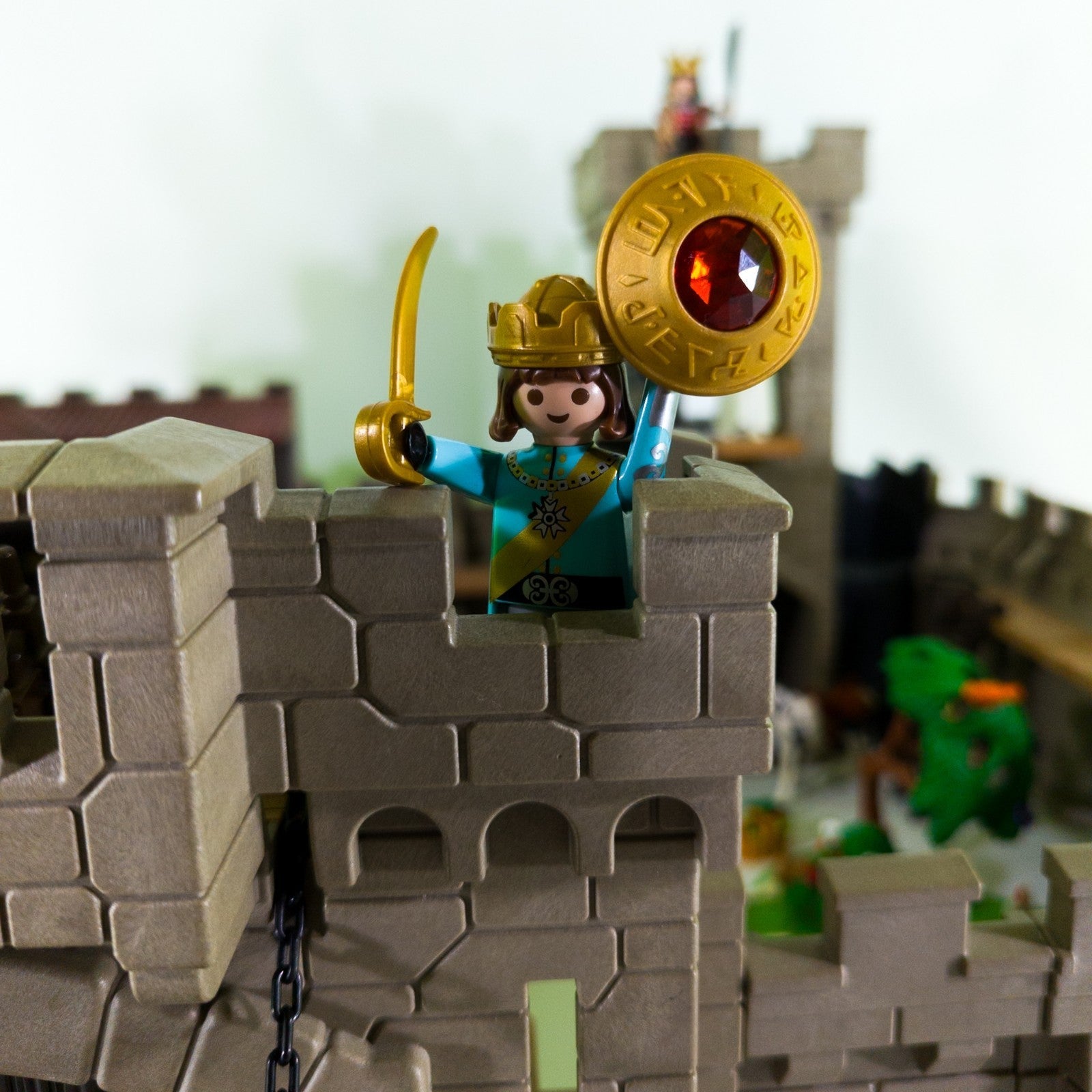 PLAYMOBIL Ritterburg Set Ritter Figuren Tiere Drache 68x60x35cm nerdycustom MOC - nerdyvana.com