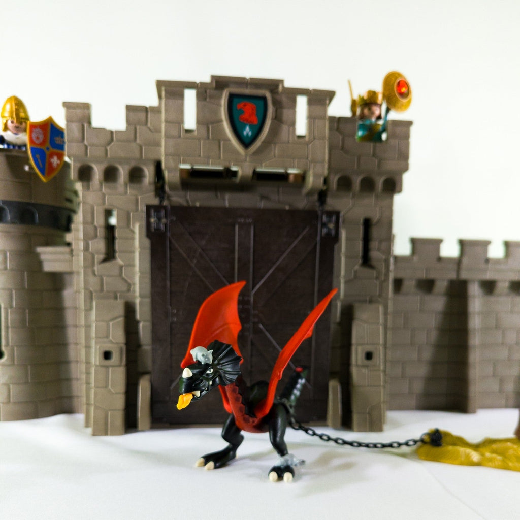 PLAYMOBIL Ritterburg Set Ritter Figuren Tiere Drache 68x60x35cm nerdycustom MOC - nerdyvana.com